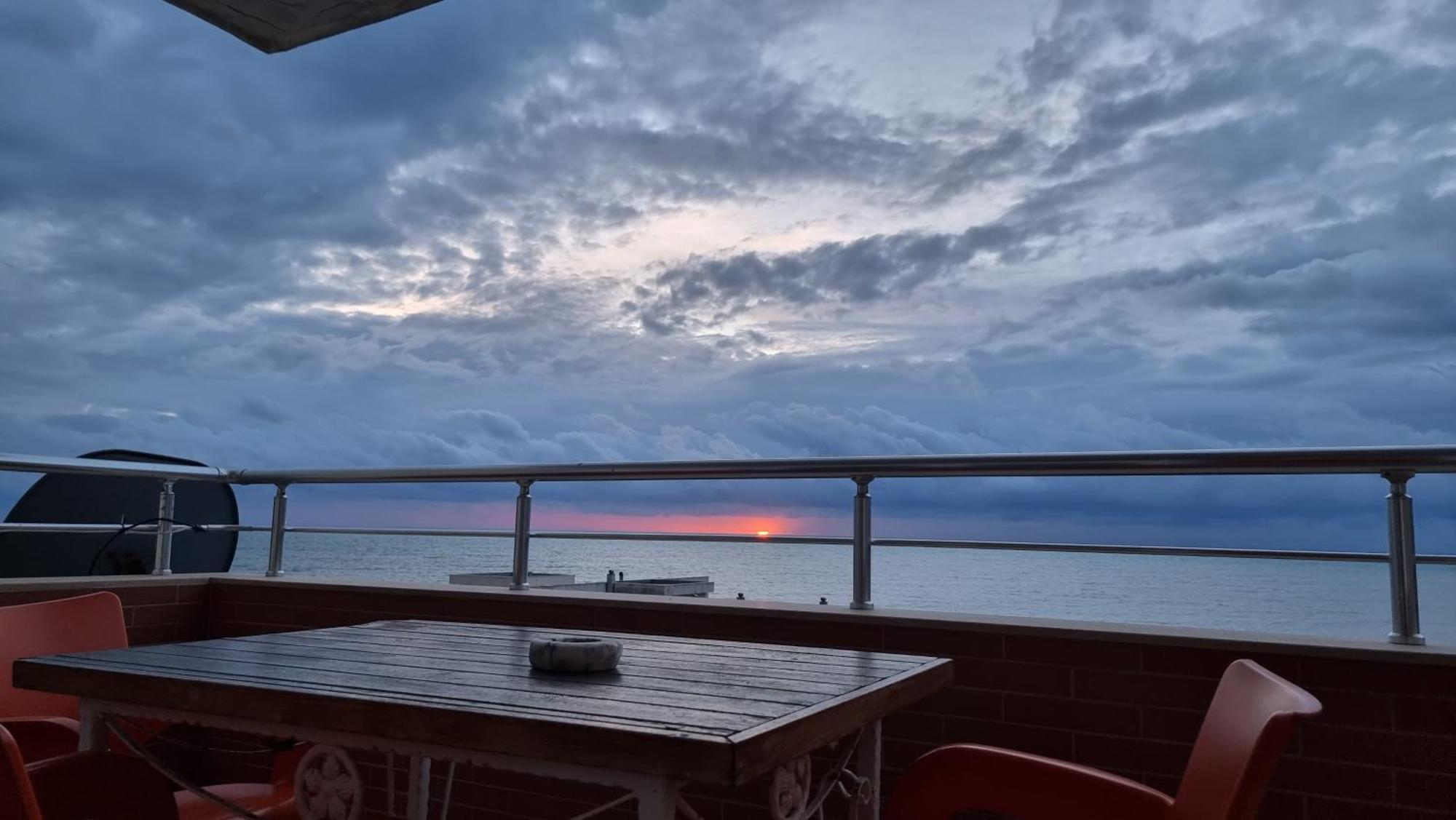 Sunset Seaview Apartment Durrës Buitenkant foto